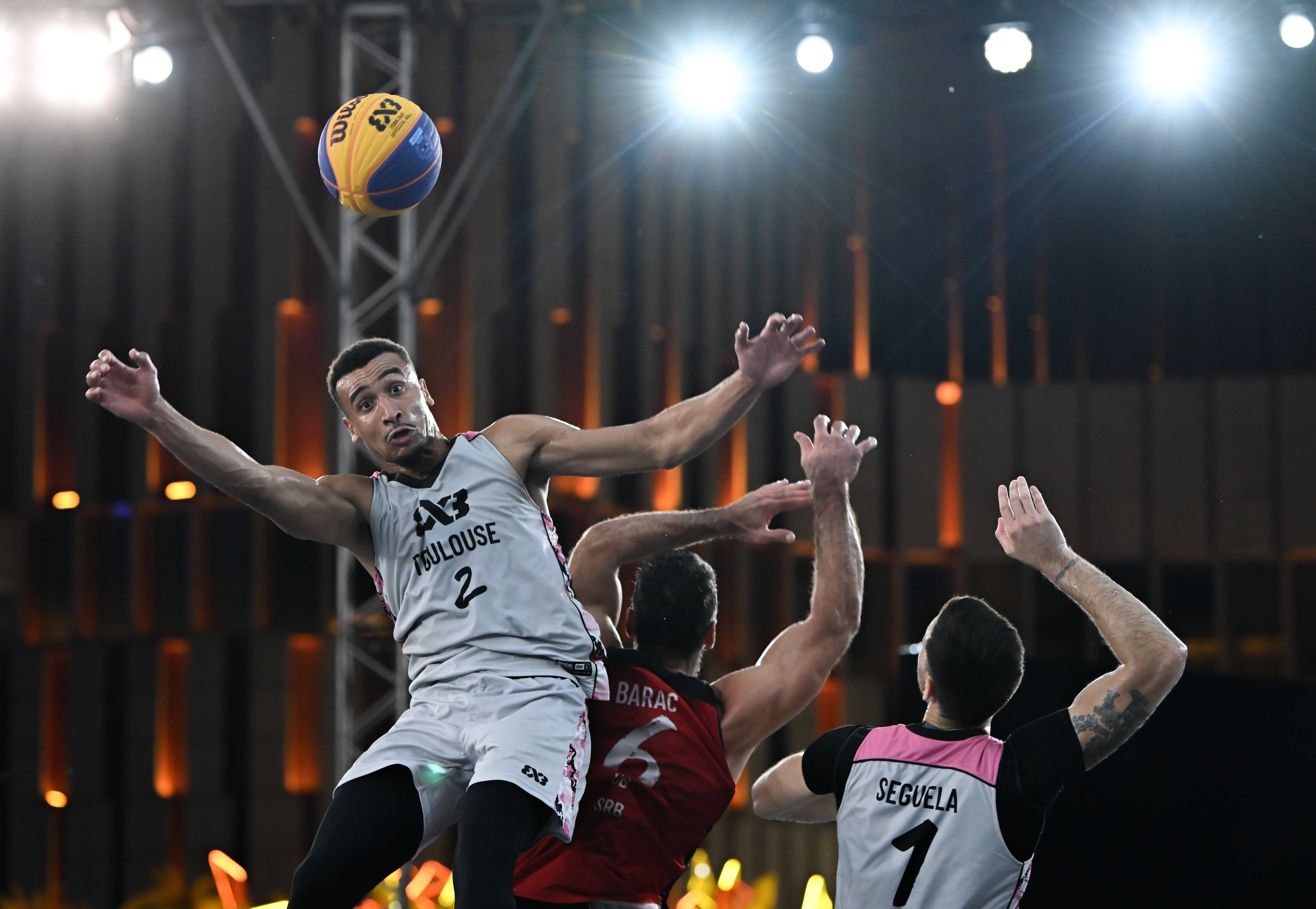 这场比赛成为体育圈的焦点事件,引发广泛讨论 这场比赛成为体育圈的焦点事件,引发广泛讨论